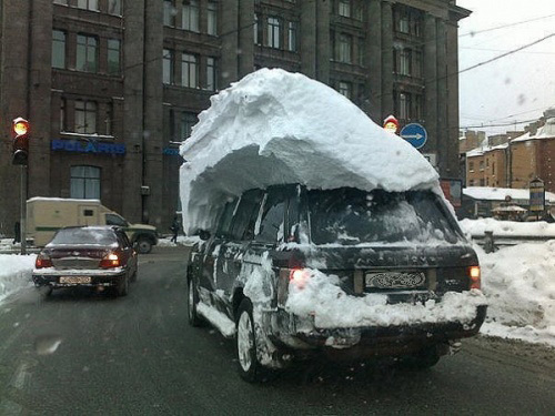 «Лучше не трогать»: как не испортить авто при очистке от снега