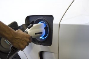 В чем преимущества использования электромобиля?