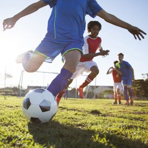 В чем преимущества игры в футбол?