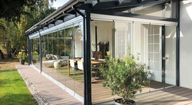Преимущества и особенности стеклянных террас: современное решение для вашего дома